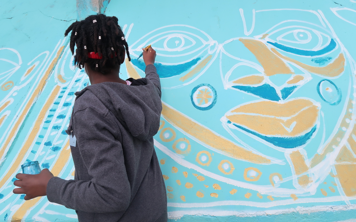 Enfant qui peint une fresque