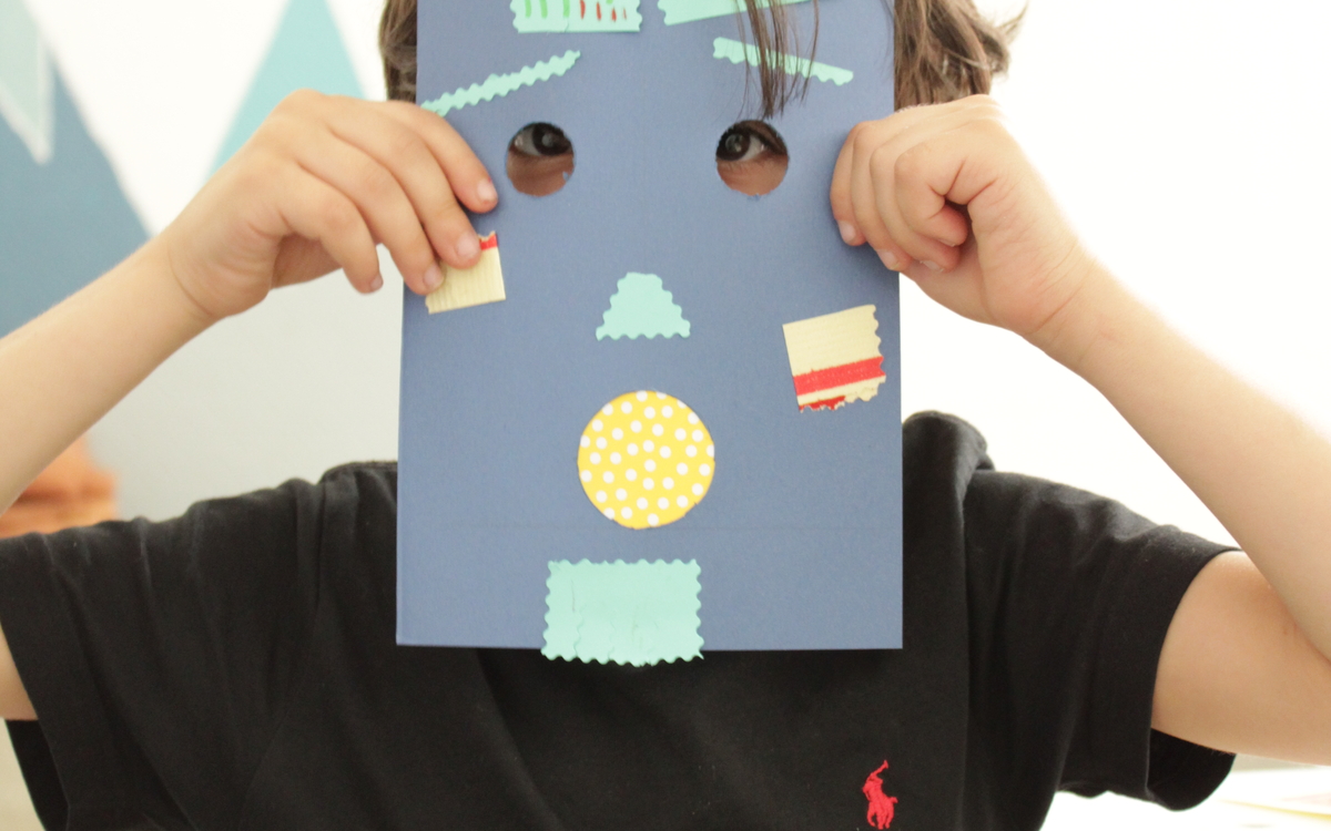 Enfant qui porte un masque à son visage