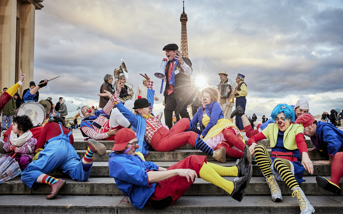 Une troupe de Clowns dans Paris