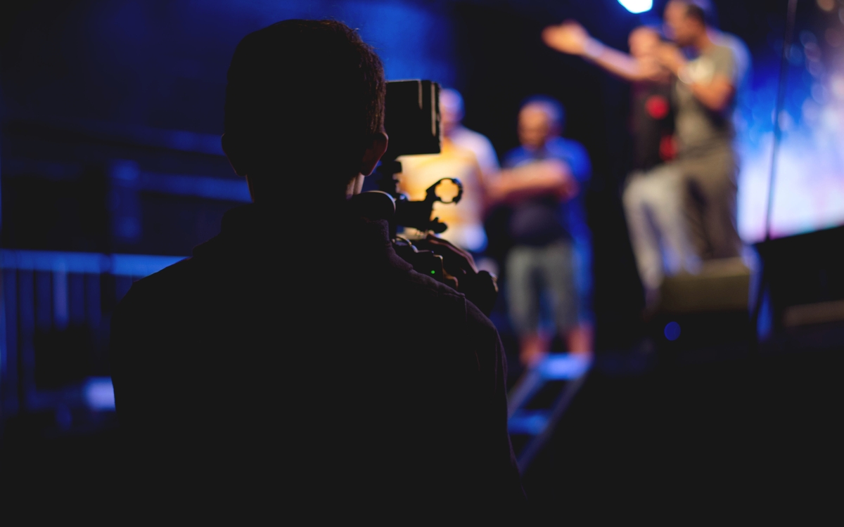 Homme Debout Sur Scène Tenant Un Microphone