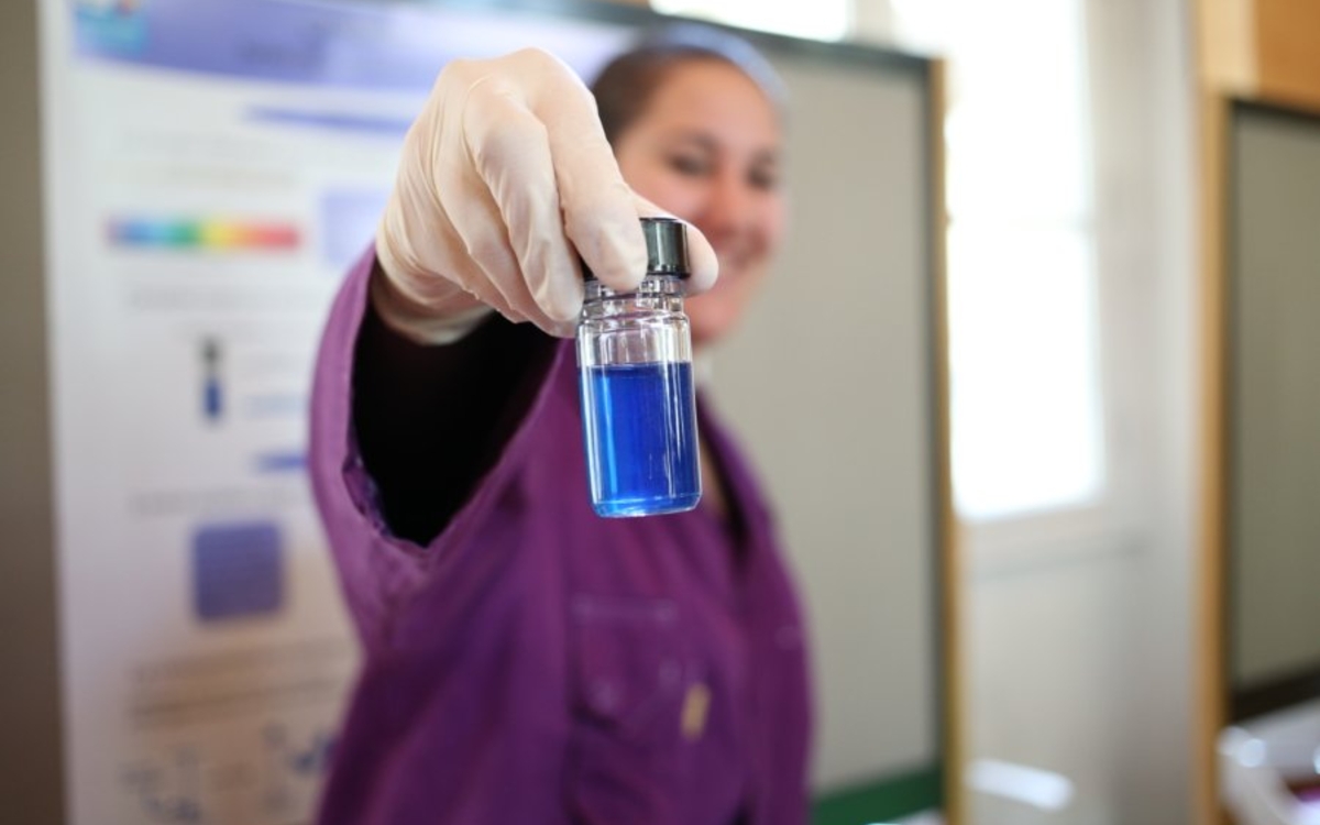 Chimiste tenant une fiole