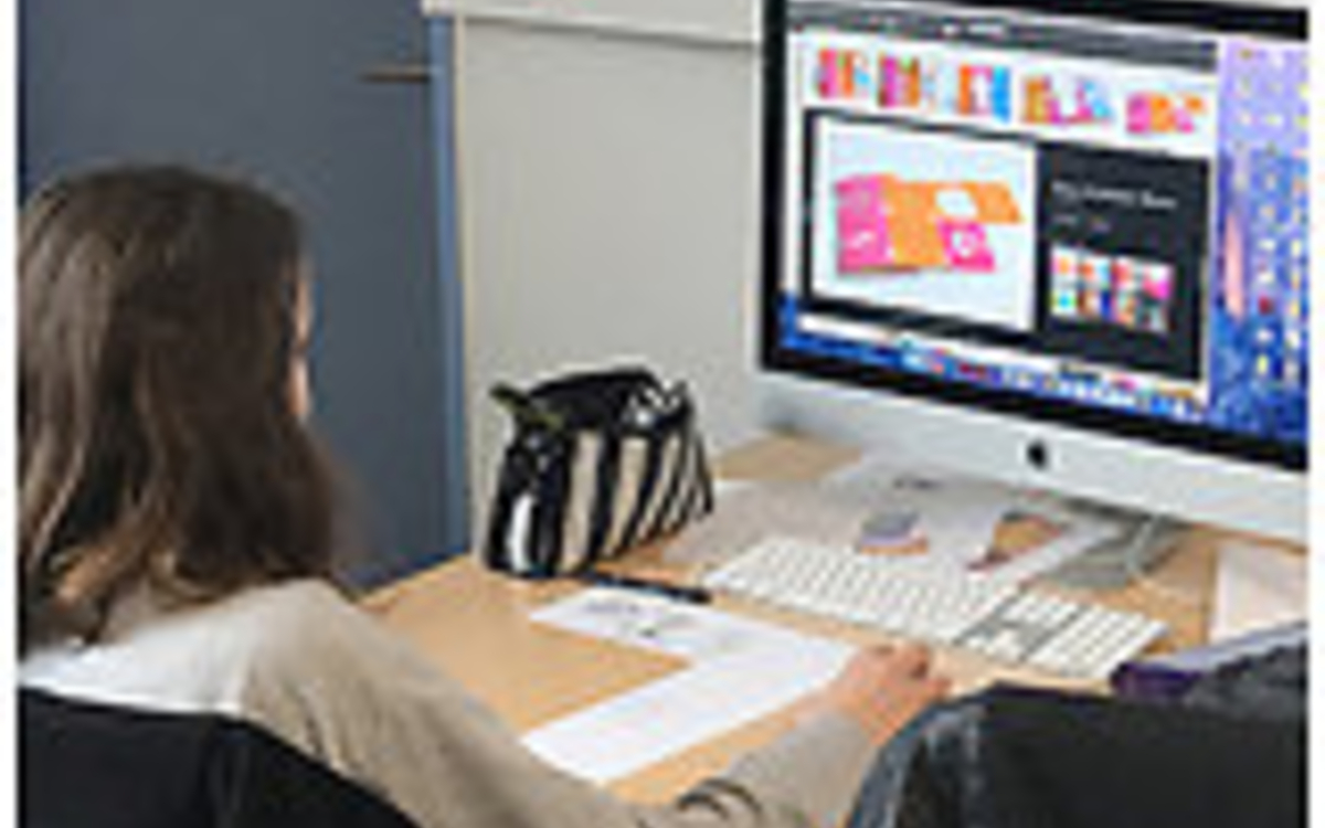 Elève travailant devant un écran travaillant sur son projet 