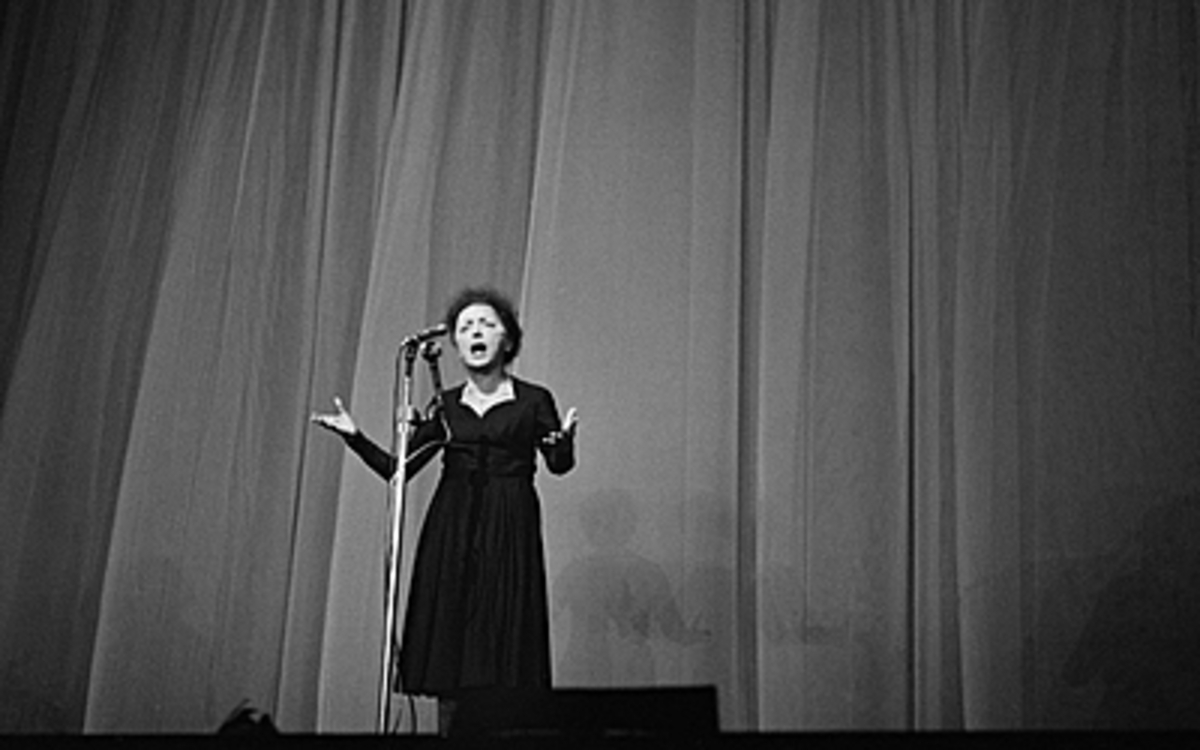 Piaf (1915-1963), chanteuse française, chantant à l'Olympia. Paris, janvier 1961.