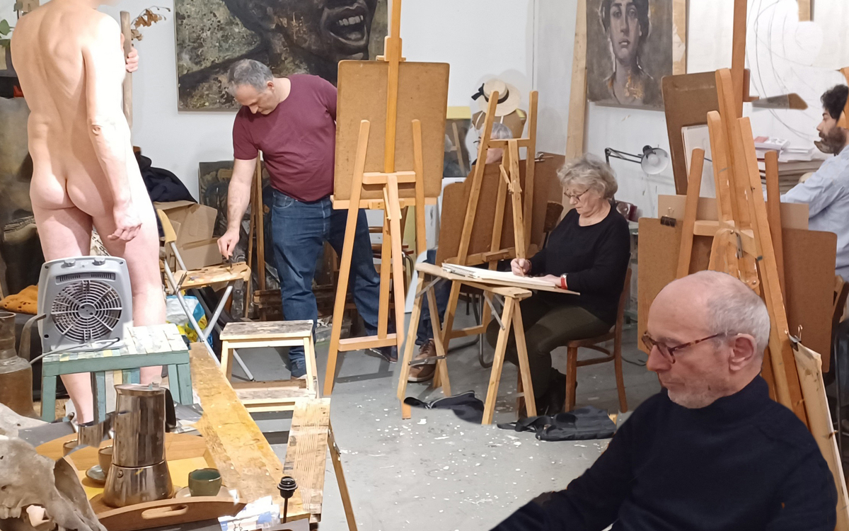 Séance de dessin de nu dans atelier d'artiste parisien, avec modèle vivant. Dessin et peinture au programme, ainsi que les bases de la morphologie.