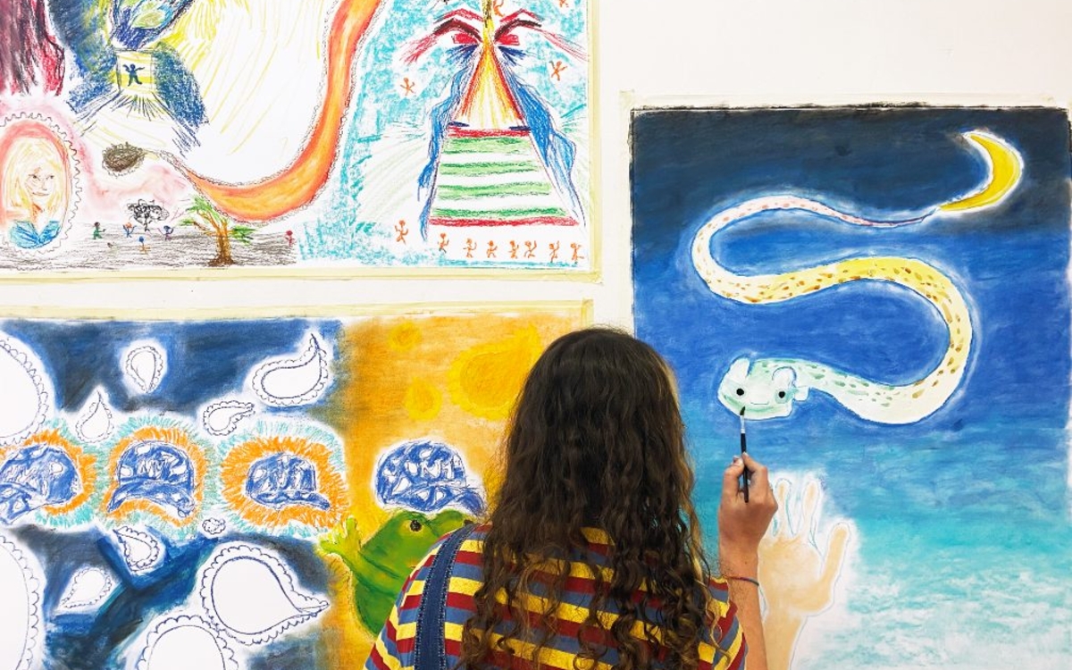 personne peignant un dessin pour les stages de découvertes artistiques