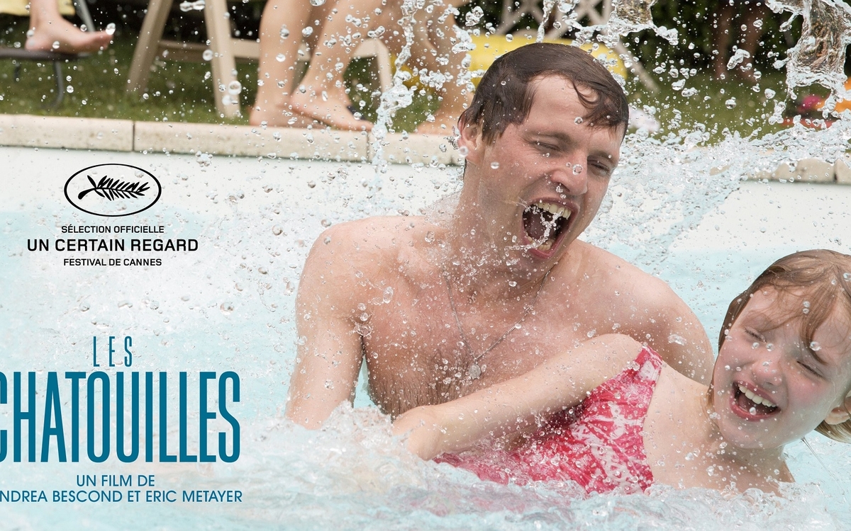 Affiche du film "Les Chatouilles" : un homme et une enfants rigolent et jouent dans l'eau