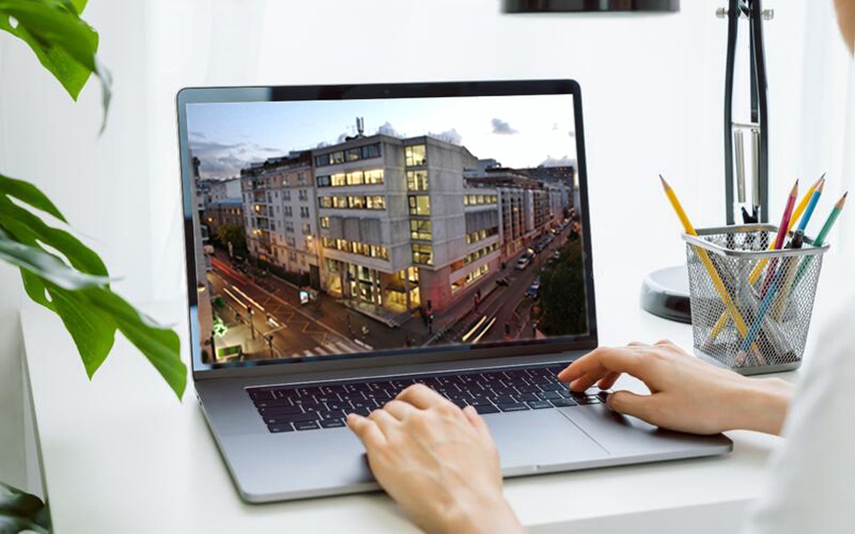 ordinateur avec photo de la médiathèque HBerr en fond d'écran