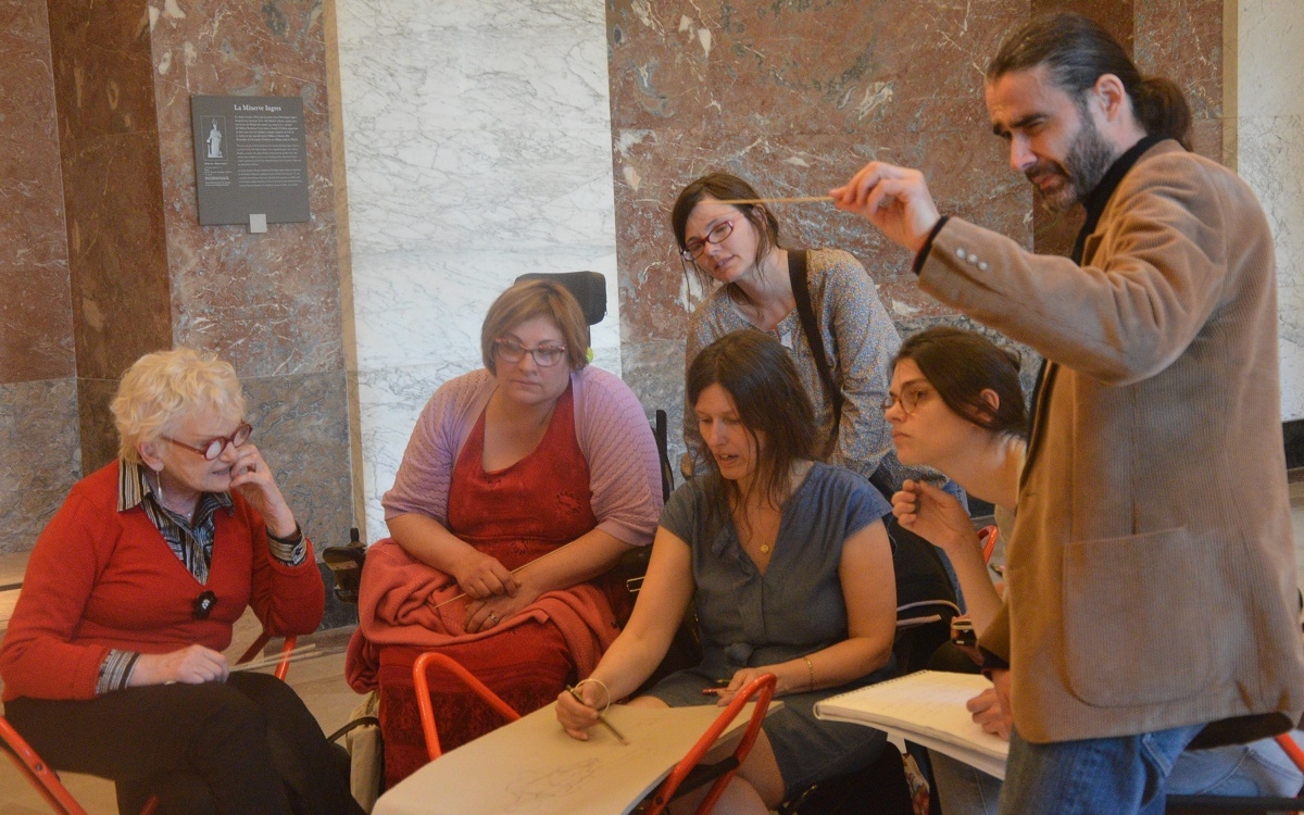 Séance de dessin dans le département des antiquités grecque de Louvre