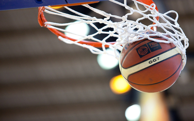 Un ballon de basket qui rentre dans un panier