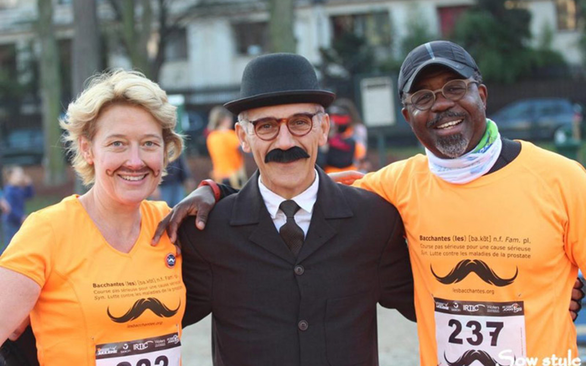 La tradition veut que tout le monde court avec une moustache : fausse ou pas !