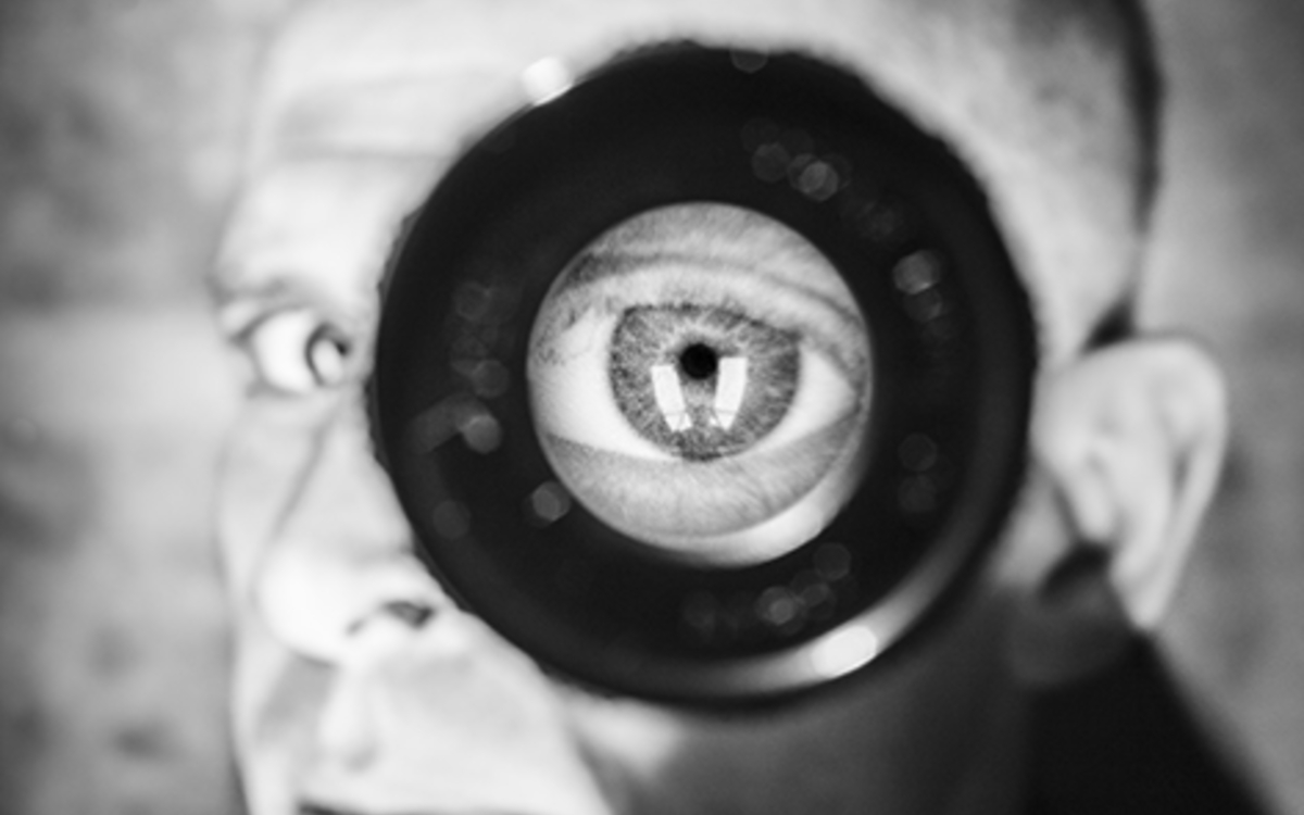 C'est un portrait de Johann Le Guillerm en noir et blanc. On y voit le visage de Johann avec un compte fil poser sur son oeil (un compte fil est une petite loupe qu'on pose sur du tissu) Le compte fil a pour effet de grossir son oeil..