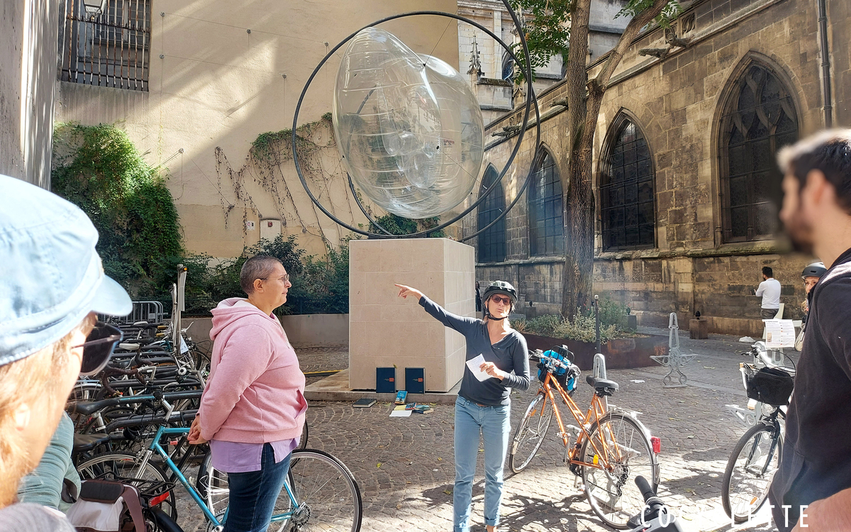 Balade à vélo en groupe pour visiter Paris avec une équipe bénévole