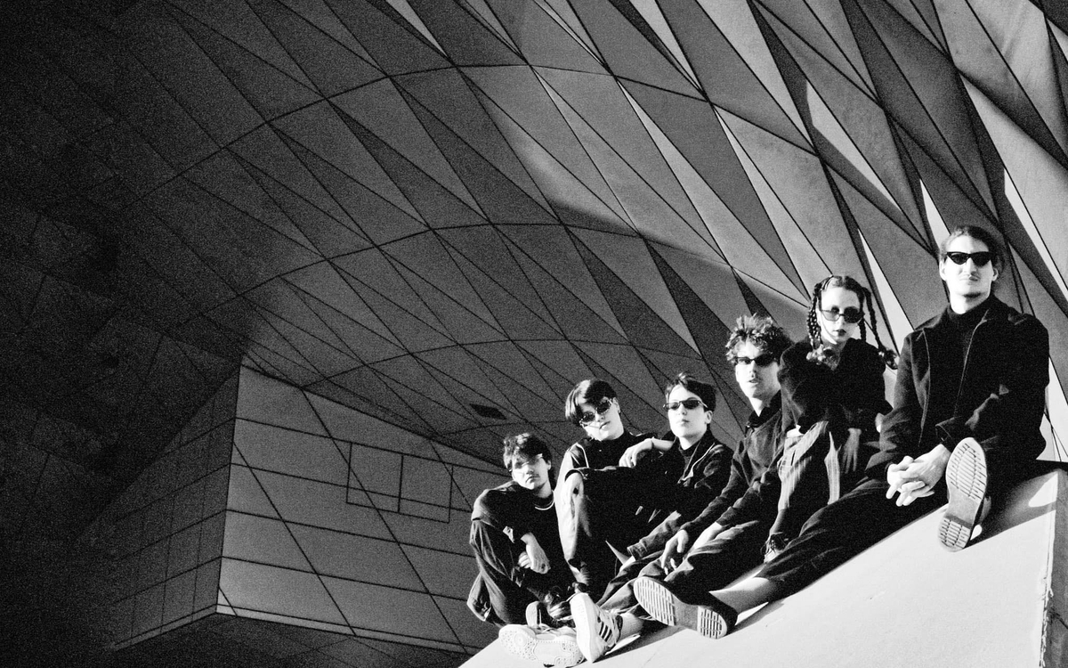 Akira & Le Sabbat représentent la jeunesse désabusée par notre monde. Iels le chantent avec un érotisme cru, queer, au bord du vide... 