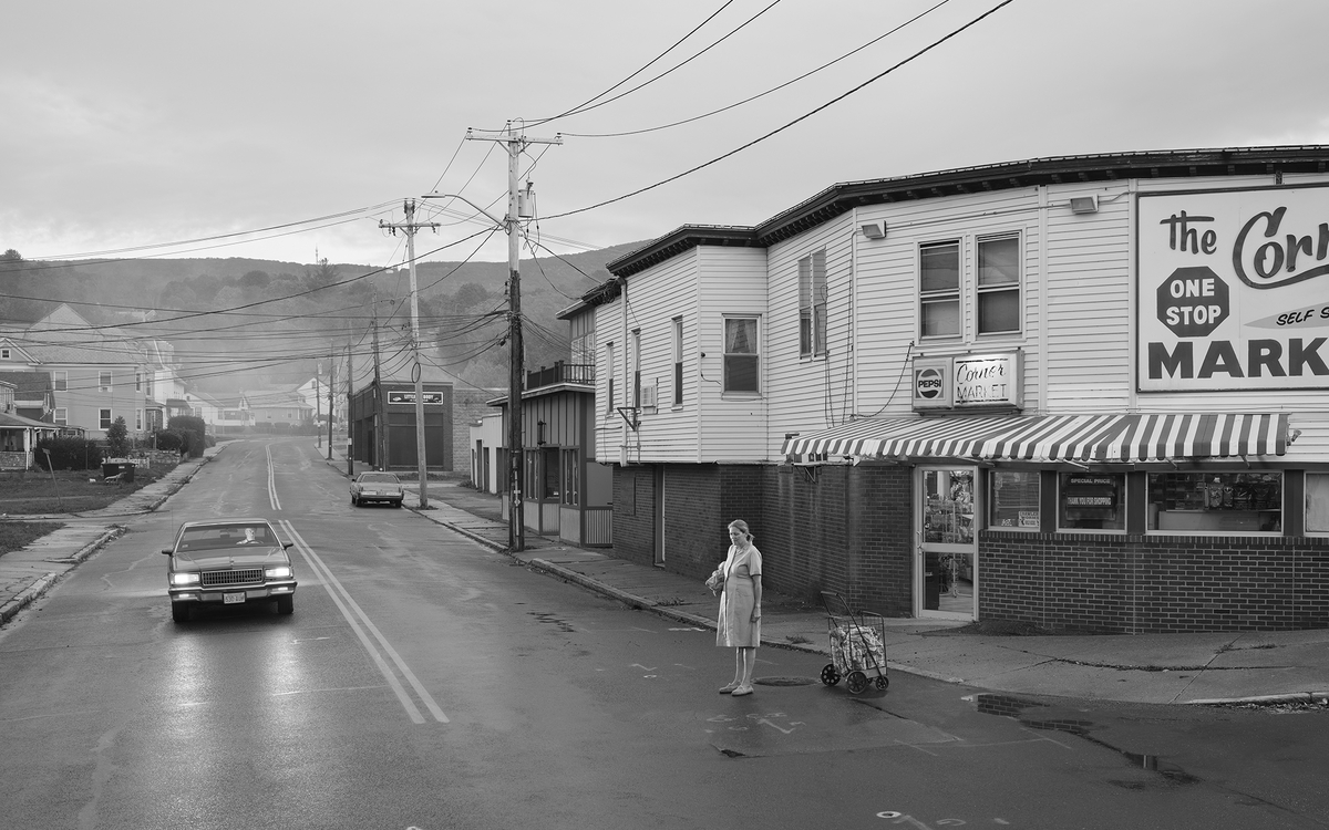 Gregory Crewdson, The Corner Market, 2021-2022, Tirage numérique pigmentaire monté sur Dibond, 87,5 × 117 cm © Courtesy the ar,st and TEMPLON, Paris —Brussels — New York, Photo: Gregory Crewdson