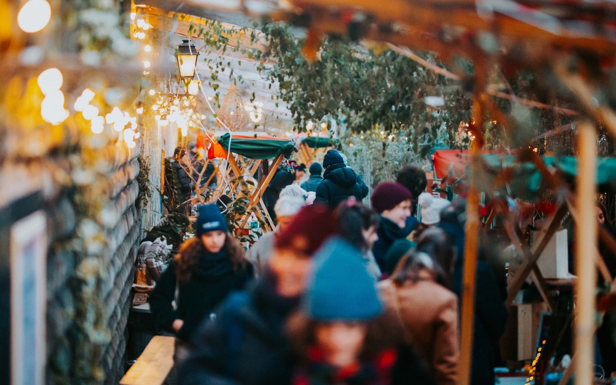Photo d'un marché de Noël chaleureux sur les anciens quais de la Petite Ceinture à Paris