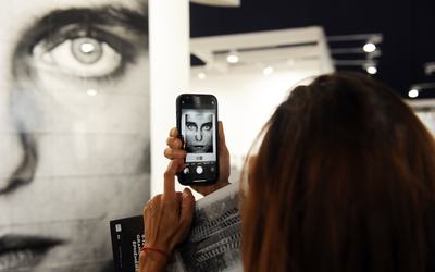 Photographie portrait prise par l'artiste japonais Ken Ohara - Paris Photo 2023 au Grand Palais Ephémère. Galerie Miyako Yoshinaga. 