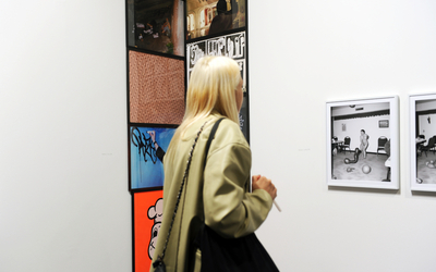 Les photographies de Barry McGee (gauche) et Asger Carlsen (droite) exposées à Paris Photo 2023, Grand Palais Ephémère.