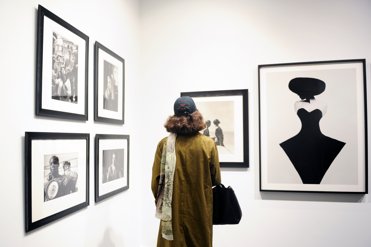 Portraits de Catherine Deneuve, Federico Fellini, Anouk Aimée et Jacques Demy par Agnès Varda (à gauche) et photographie de Bastiaan Woudt (à droite). Paris Photo 2023, Grand Palais Ephémère. Fahey / Klein Gallery. 