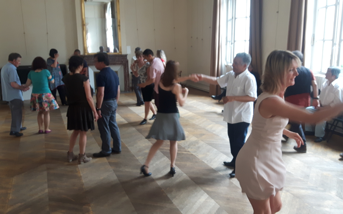 UN BAL DE DANSE UN PAS à dEUX