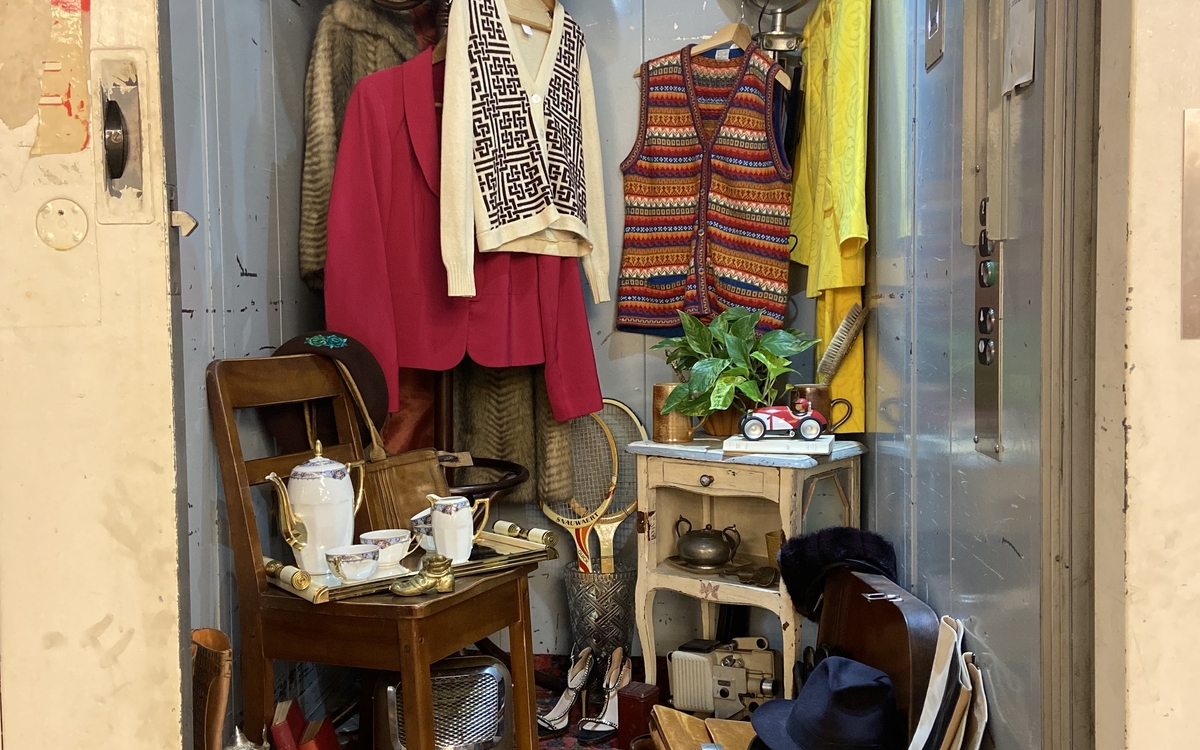 Vente les trésors d'Emmaüs Campüs une sélection de trésors d’hier et d’aujourd’hui : vêtements, vaisselle, bibelots, maroquinerie, déco…