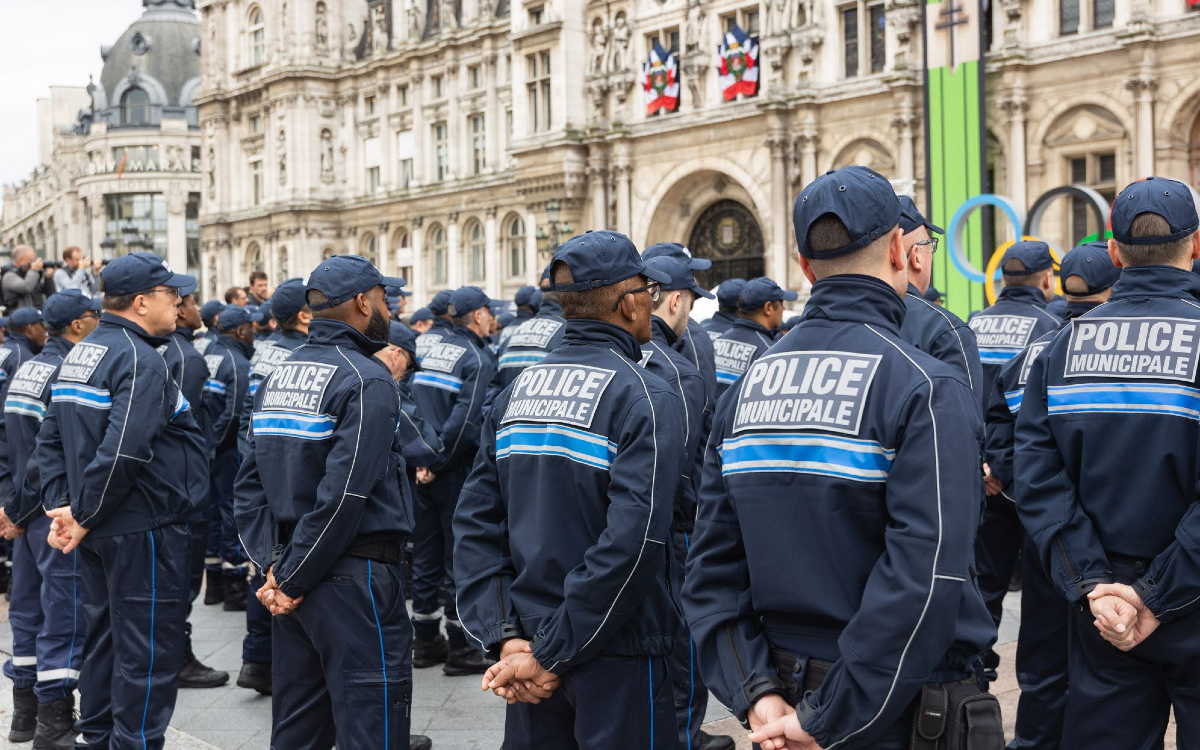 La police municipale fête sa première année, le 18 octobre 2022, sur le parvis de l'Hôtel de Ville.