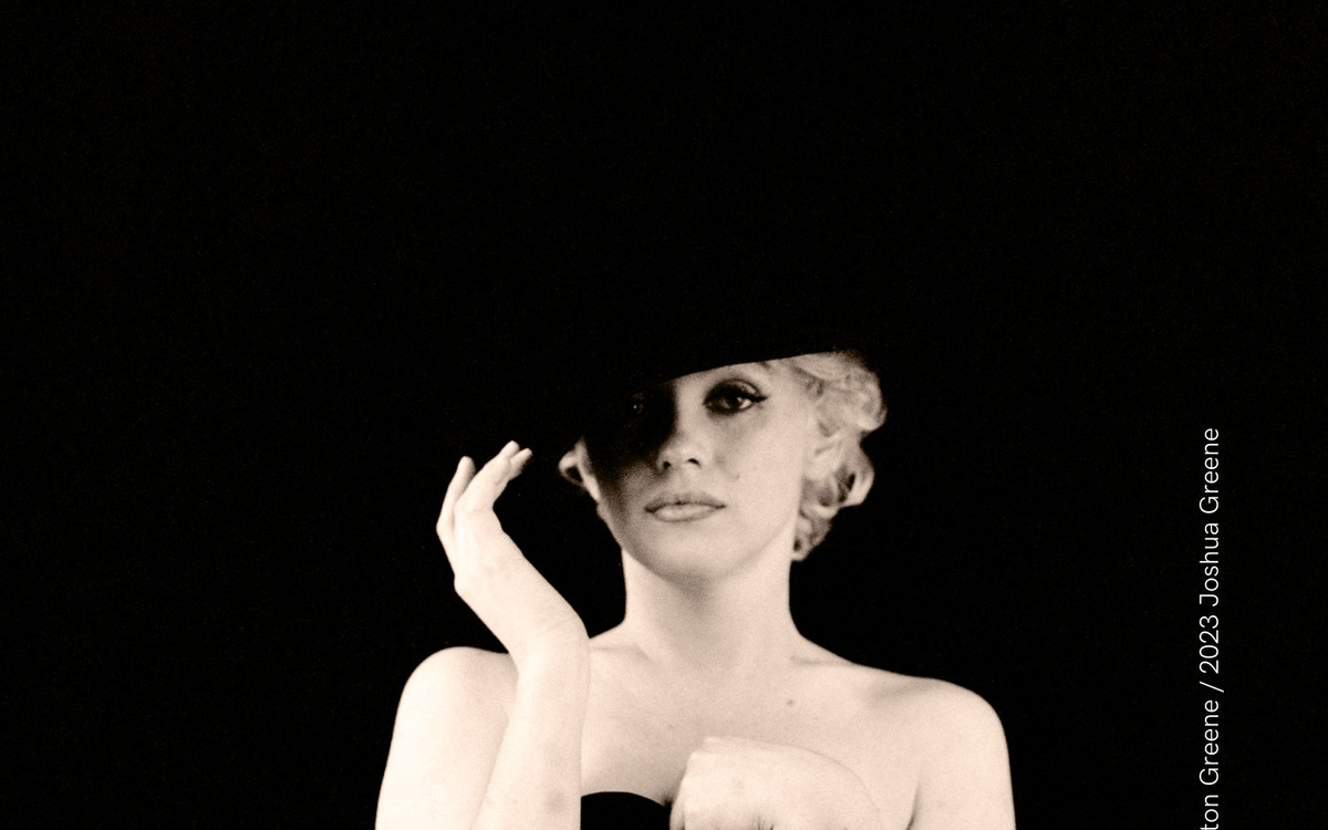 Le cœur de L’Expérience Monroe, c’est l’unique autobiographie de Marilyn Monroe. L’Expérience Monroe propose un parcours à travers une installation, des photographies exclusives de Milton Greene, une œuvre en réalité virtuelle, une pièce de théâtre, un roman graphique et une série fiction où vous êtes amenés à percevoir Marilyn Monroe différemment.