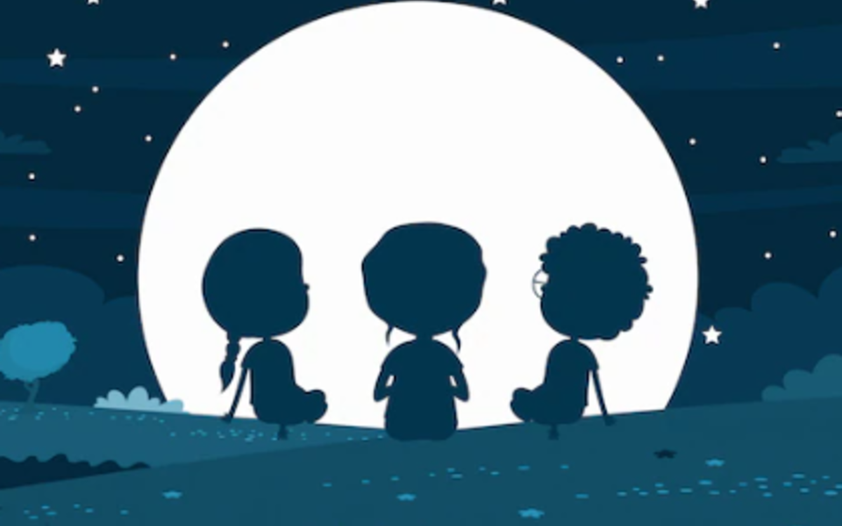 trois silhouettes d'enfants  qui regardent une pleine lune