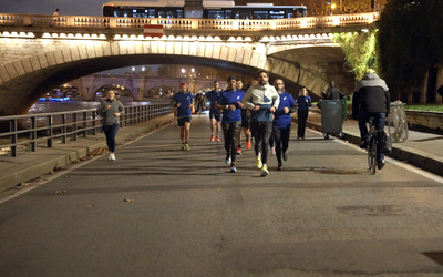 Un groupe de coureurs participe à une course coachée et organisée par la Ville de Paris et ASICS