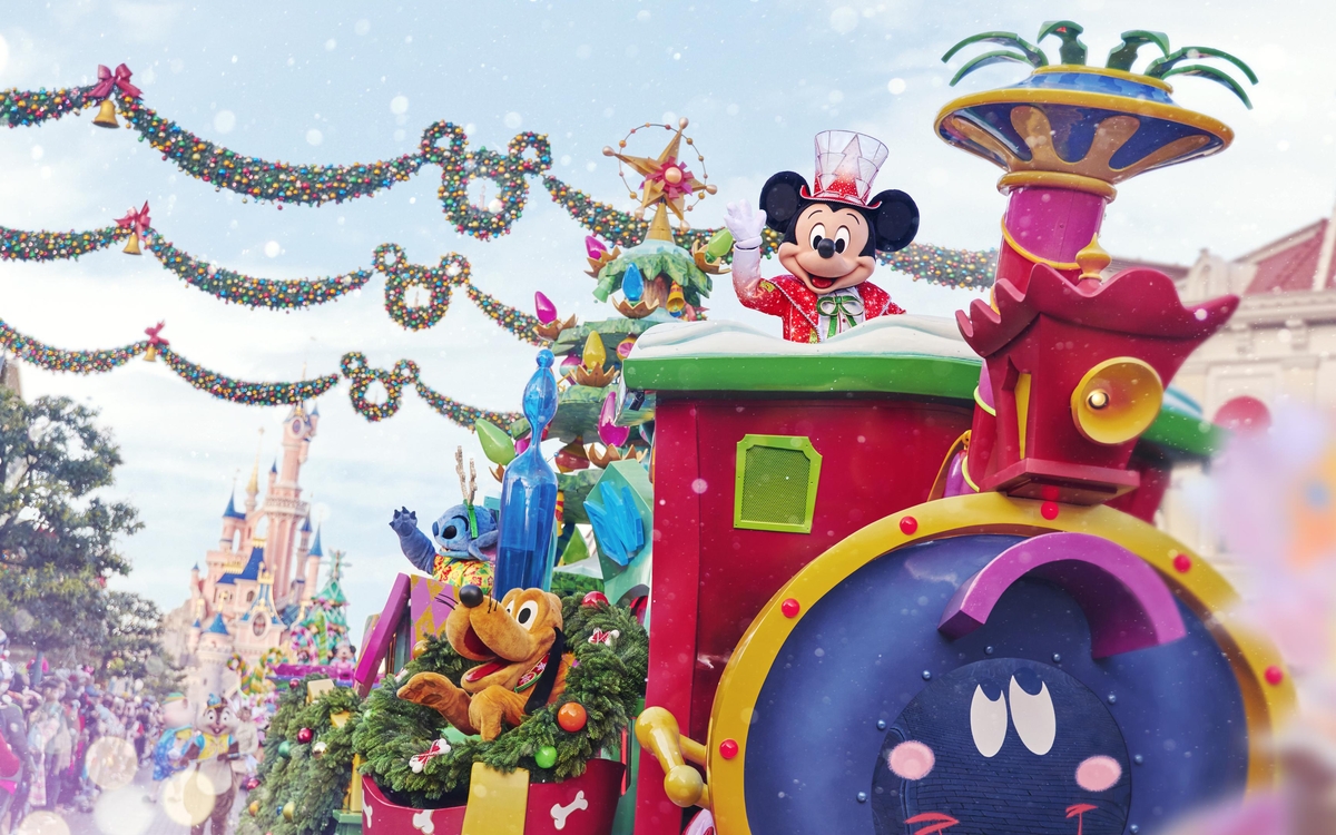 Un char de la saison 2023 à Disneyland Paris