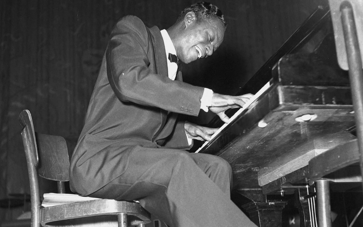 Nat "King" Cole (1919-1965), pianiste de jazz et chanteur américain.