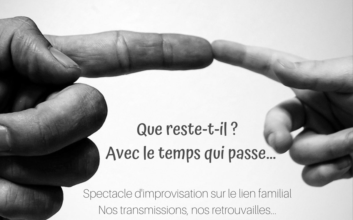 Une main adulte et une main enfant se touchent du doigt sur fond gris neutre