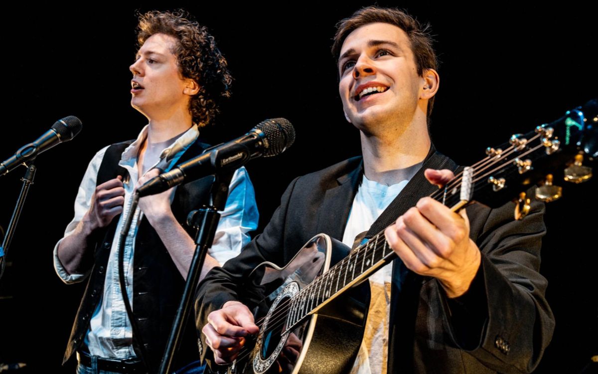 Quatre musiciens incarnent le duo légendaire à tour de rôle