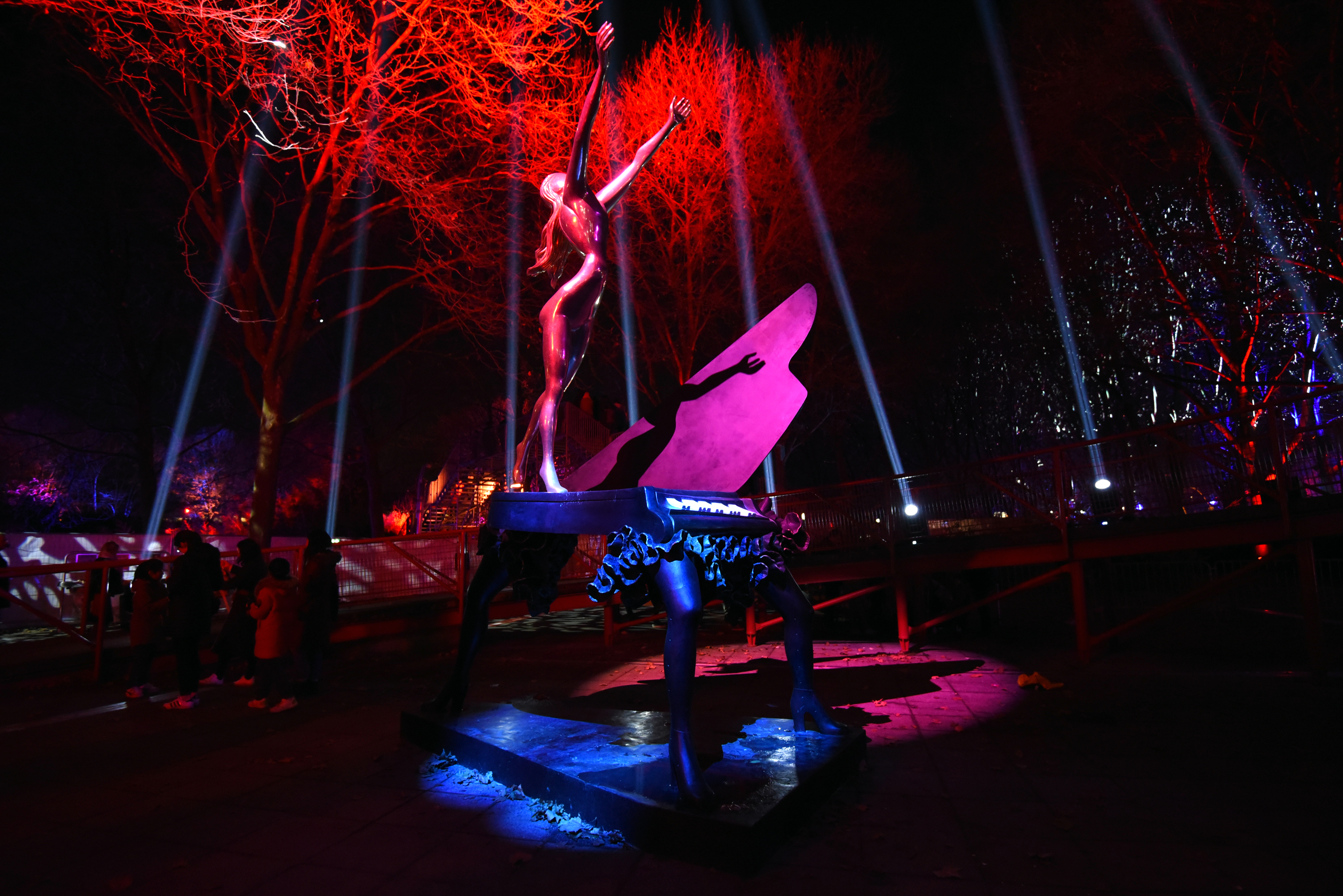 L'art dans la nature, une balade lumineuse autour de l'univers de Salvador Dalí.