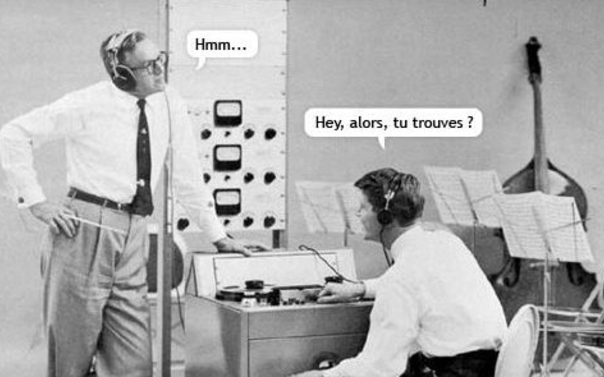 Image en noir et banc d'un homme faisant deviner à un autre un son ou musique