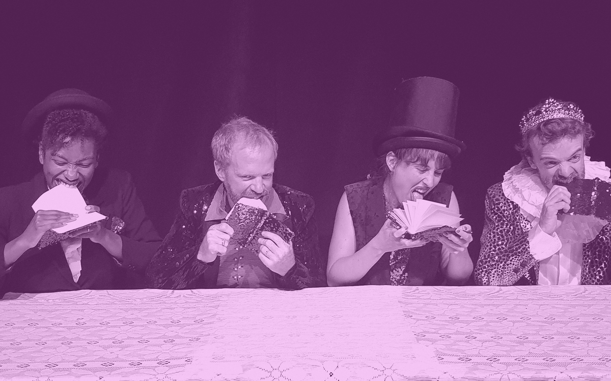 quatre personnes alignée à une table, avec des costumes style haute époque, croque chacun dans un livre