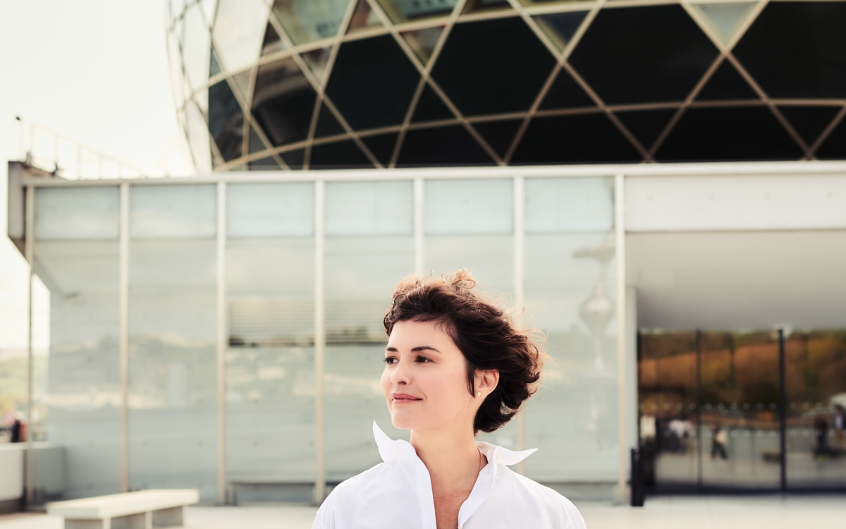 Audrey Tautou devant la Seine Musicale