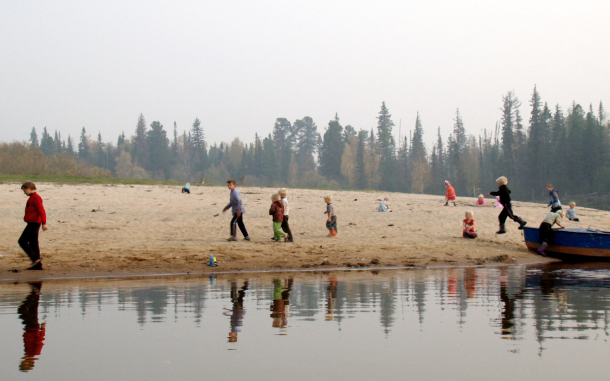 Photo extraite du film "Braguino" de Clément Cogitore représentant des enfants au bord d'un fleuve