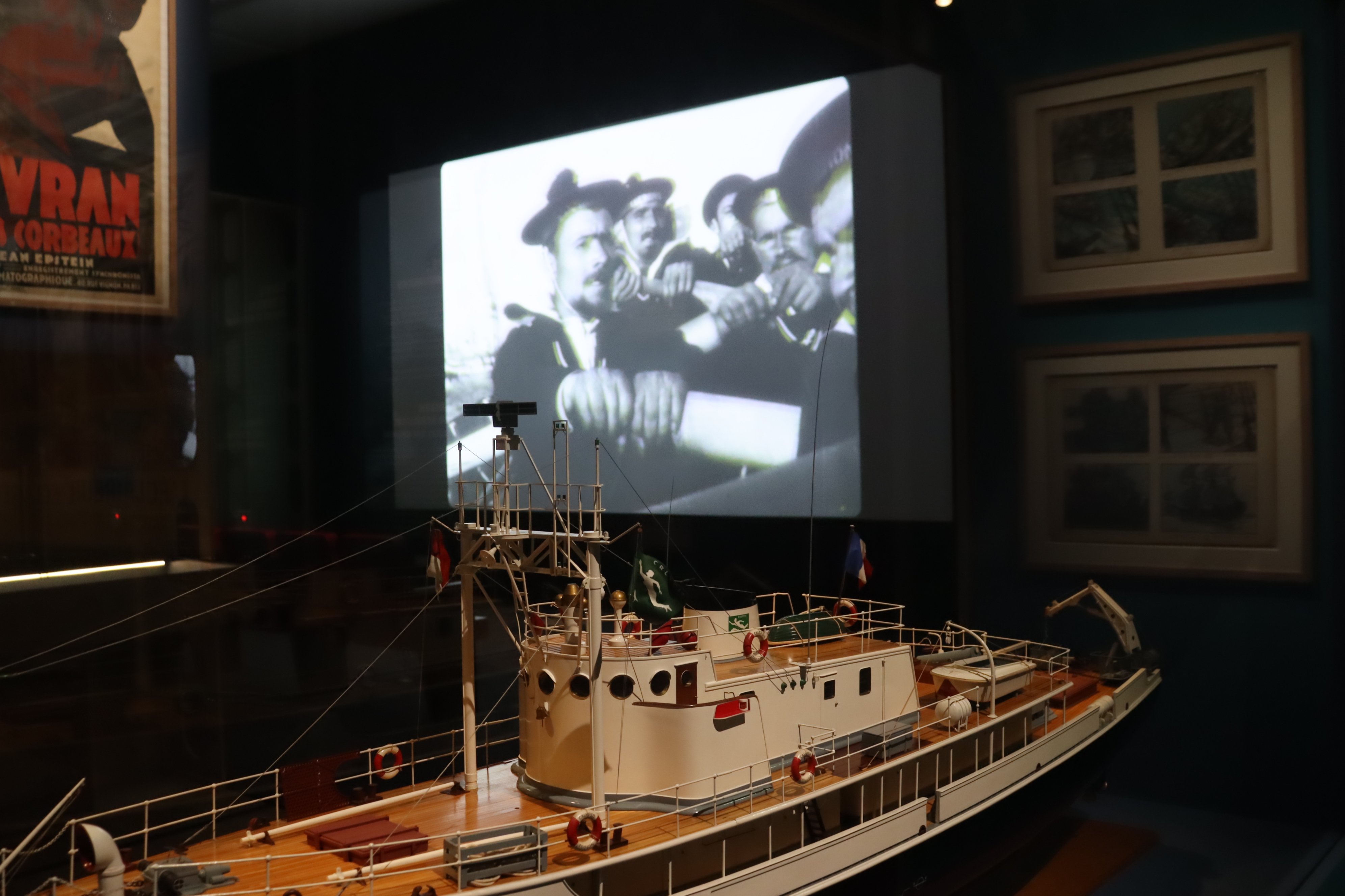 Au sein de l'exposition, des extraits de film sont projetés et des maquettes de bateaux sont exposées
