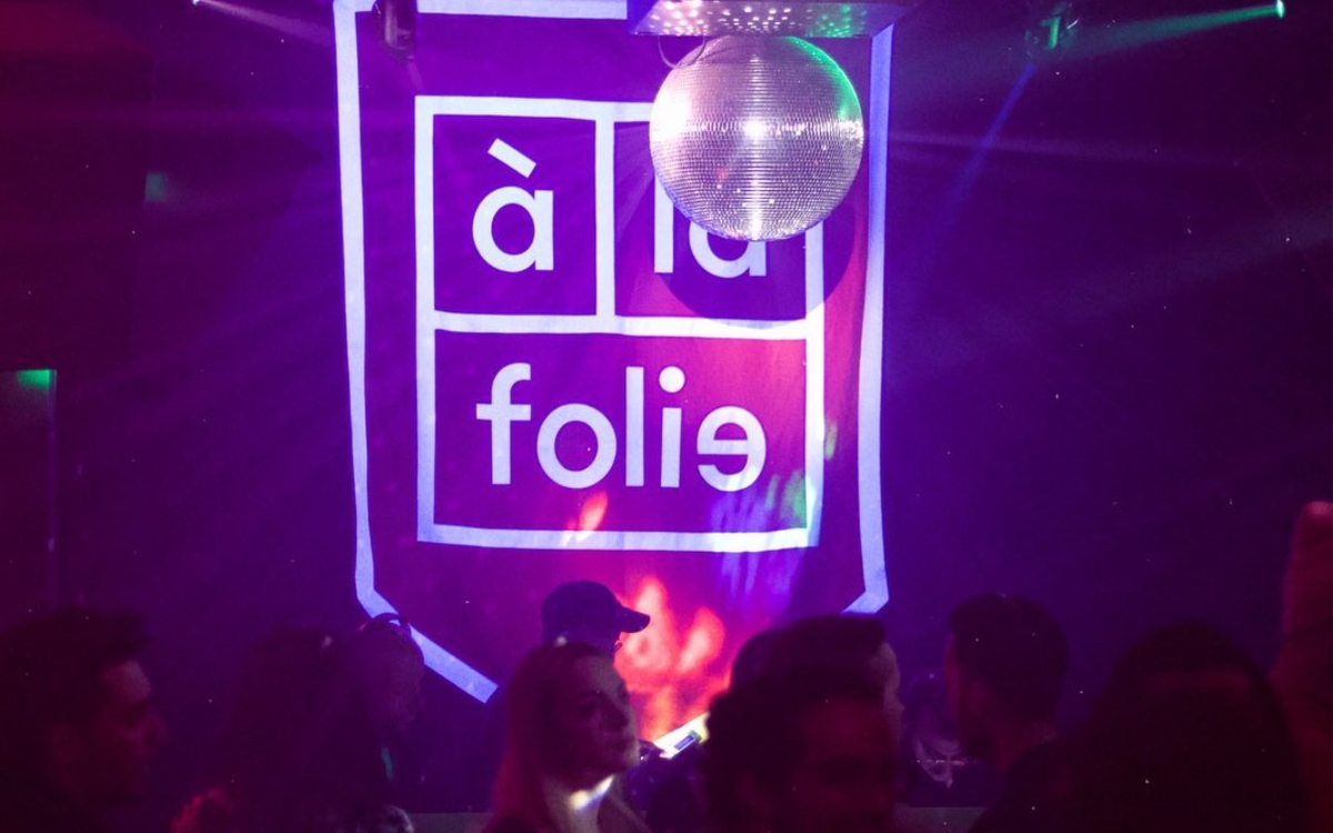 Personnes qui dansent sous une boule disco