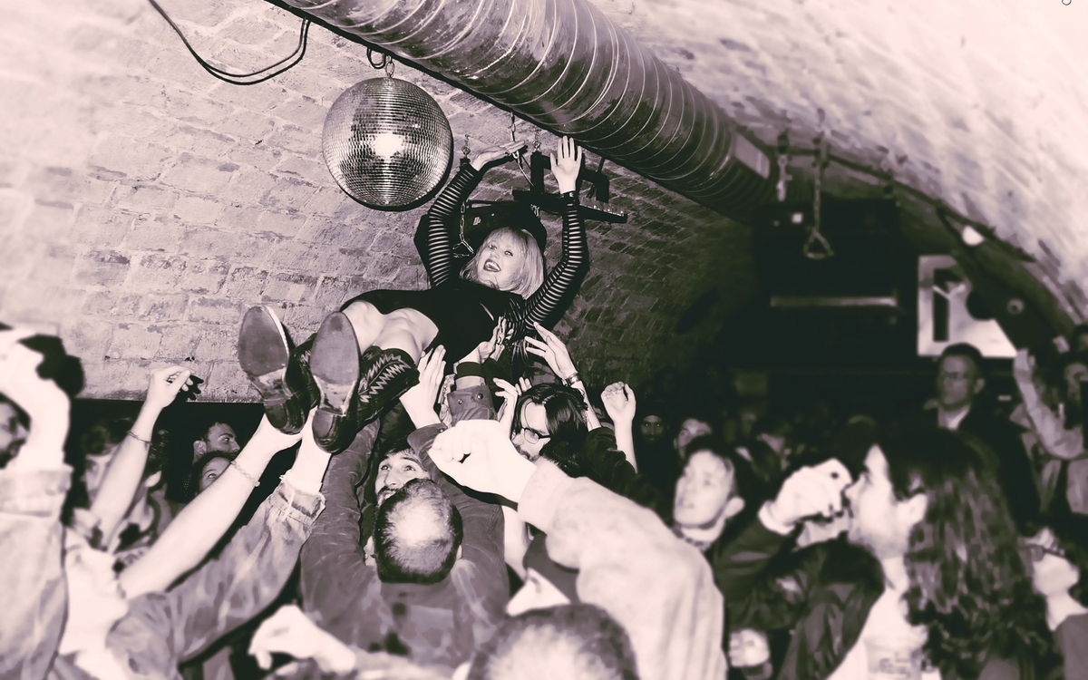 Jeune femme portée par une foule 