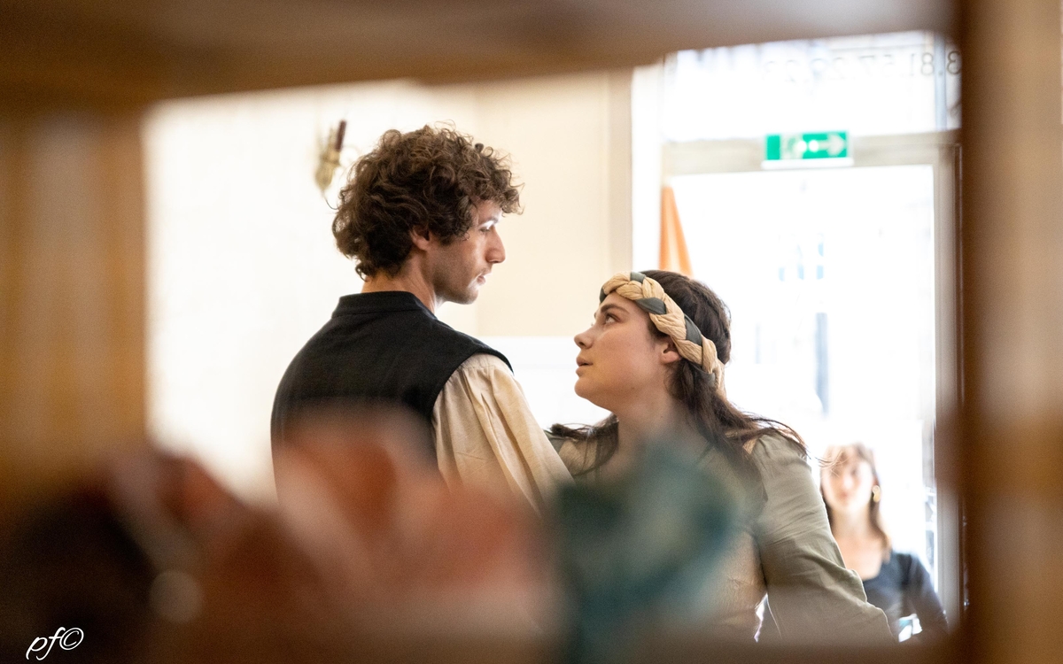 Photo d'Aliénor et Louis VII de France, prise lors de la représentation d'ALIÉNOR au festival Prélude à Besançon en mai 2023