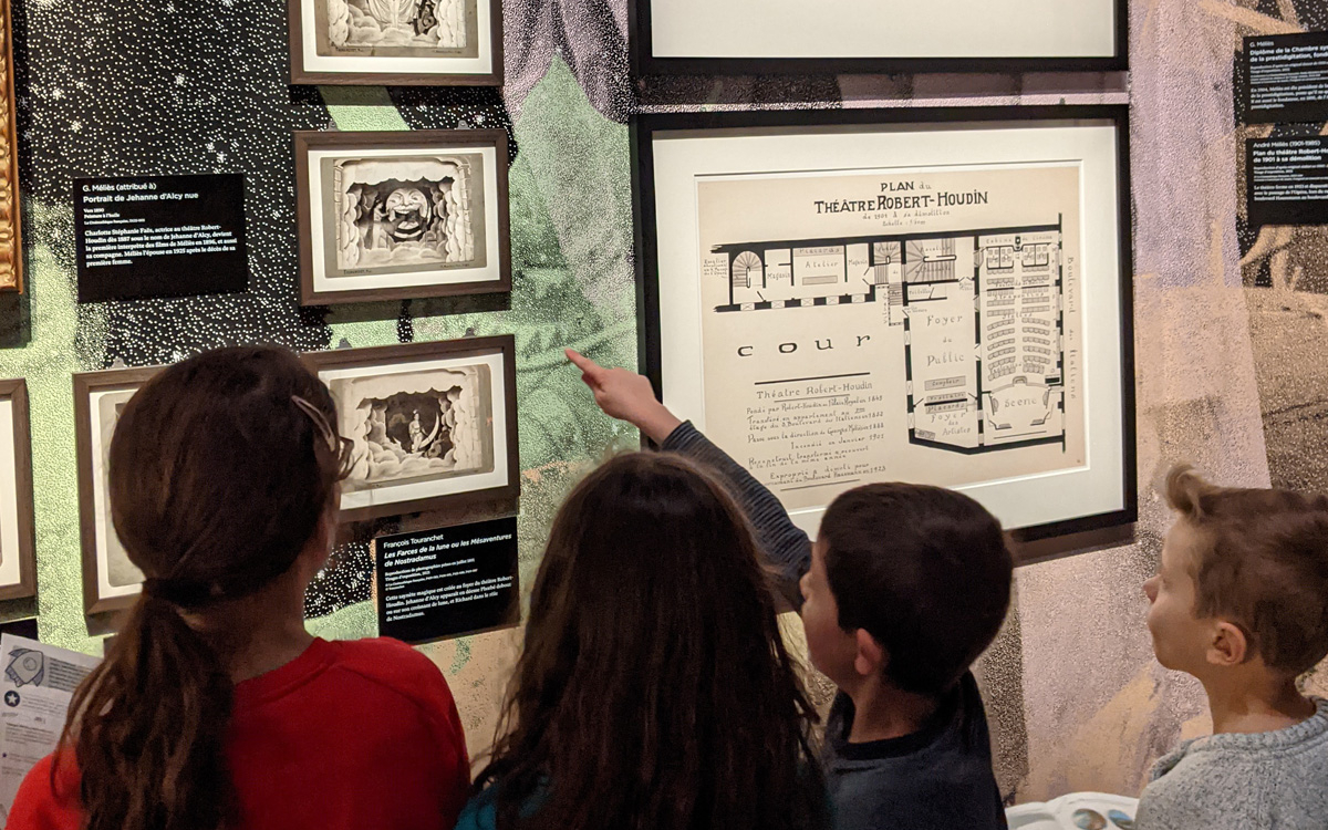 Enfants jouant dans le Musée Méliès