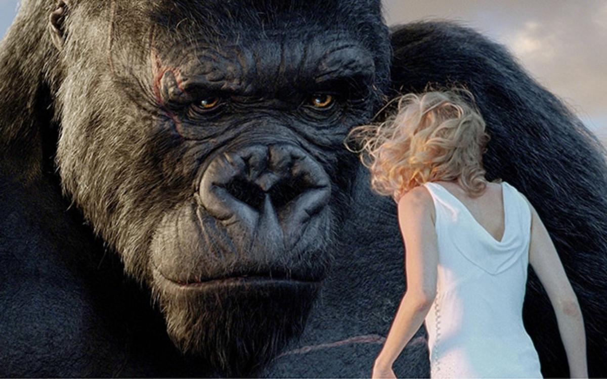 Le célèbre gorille King kong en face à face avec l'actrice principale du film Naomi Watts
