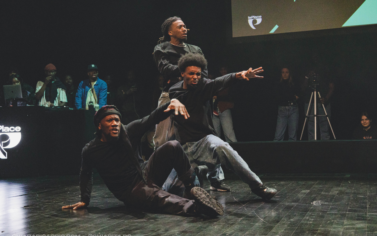 Photo de 3 danseurs hip-hop freestyle sur la scène de La Place