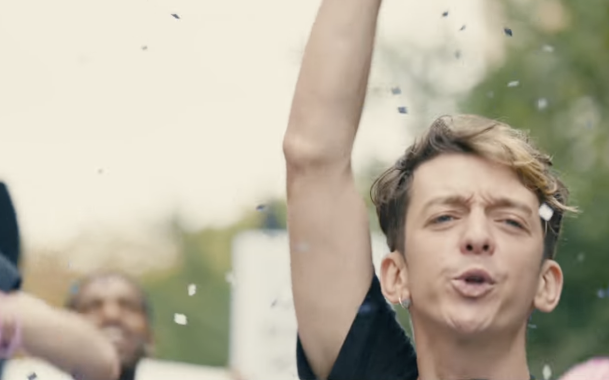 Homme qui danse avec des pompons 