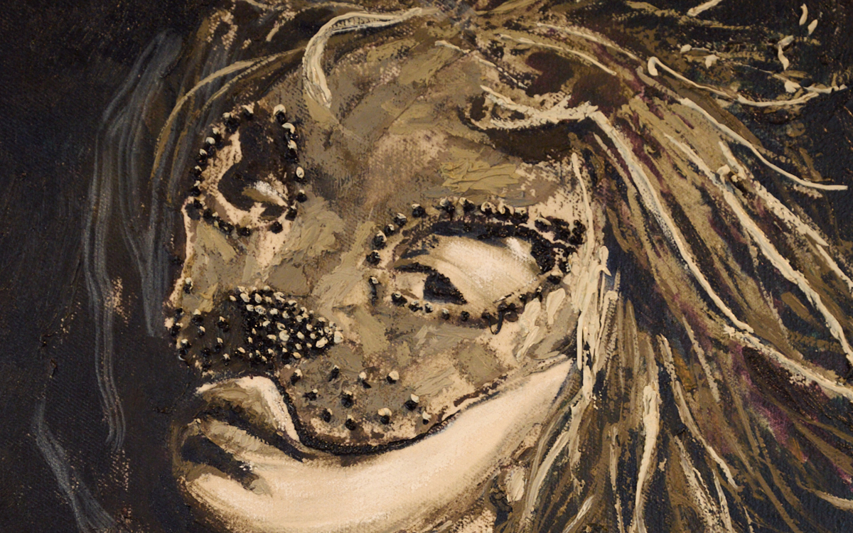 Détail d'une peinture représentant, dans des tons sombres, une femme portant un masque de chat.