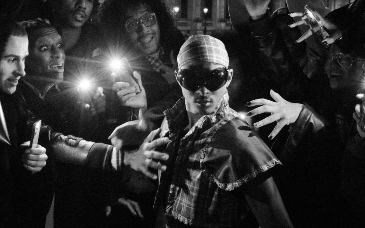 Noam Sinseau au milieu d'une foule de fans 