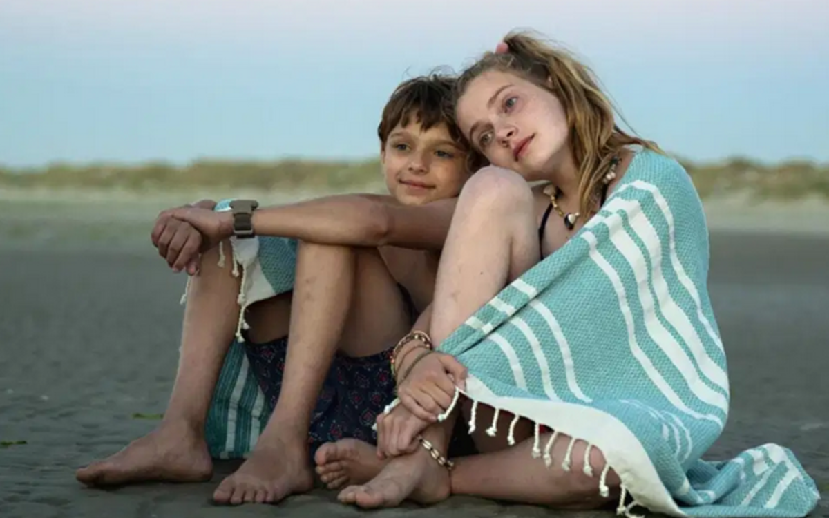 photographie des deux jeunes acteurs Sonny Coops Van Utteren (Sam), Josephine Arendsen (Tess) tirée d'une scène du film