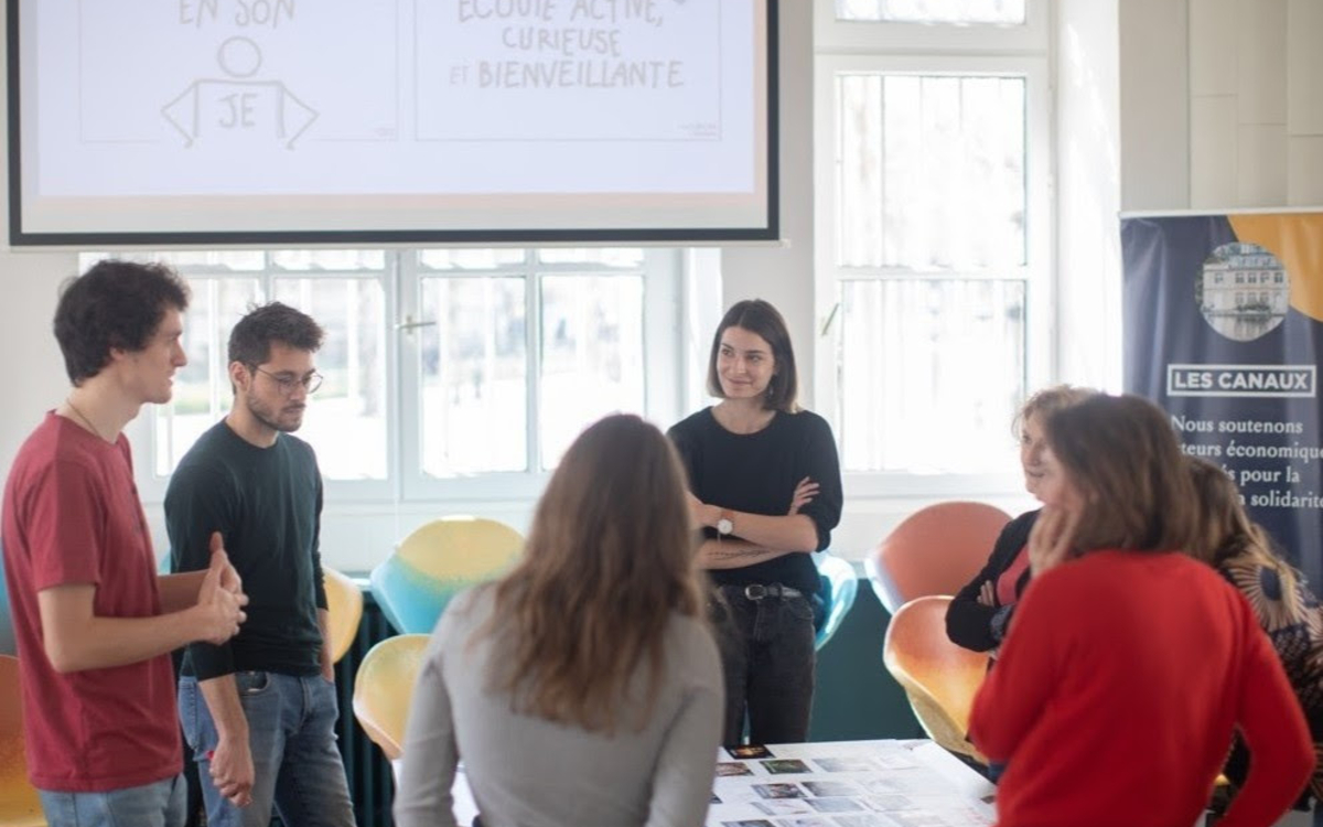 Un groupe de personnes est réuni à la Maison des Canaux 