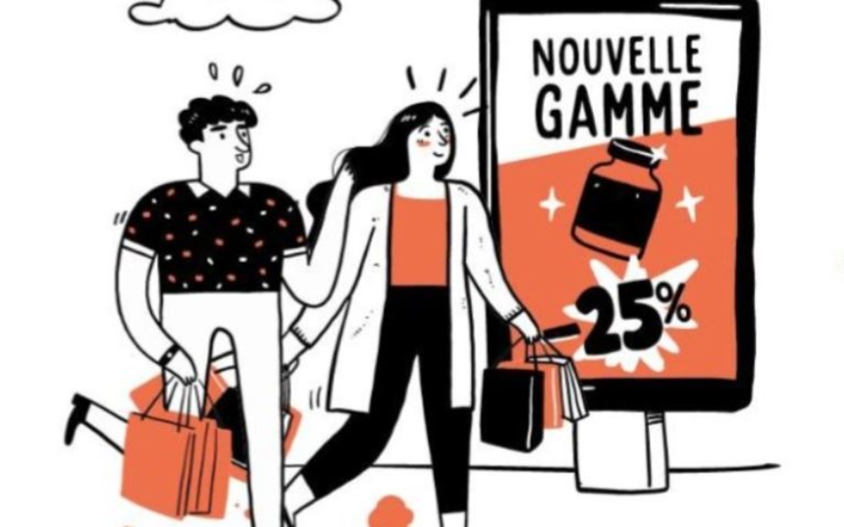 Jeunes couples avec beaucoup de sacs en main devant une affiche de soldes